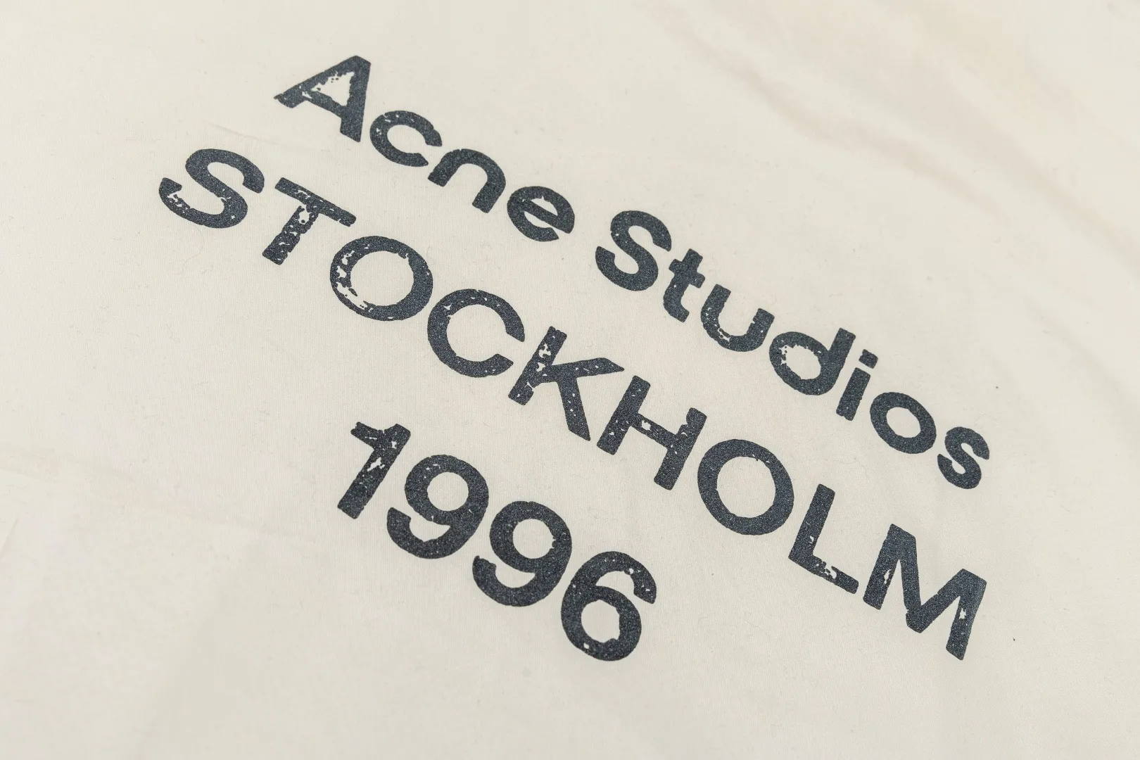 145 Acne Studios letter stand collar windproof jacket Retro loose casual jacket 🌞 Retro sports style stand collar jacket, Swedish brand Classic STOCKHOLM back print 🌞 Loose off-shoulder version, not picky about body shape, same style for men and women, daily layering artifact 🌞 Light woven fabric, mesh lining, Breathable and comfortable, just needed in spring and autumn 🌞 The hem + cuffs are elasticated to lock the fit and prevent wind from entering 🌞 Fully zipper design, easy to put on and take off, small logo on the front and large letters on the back, simple and recognizable 🌞 Available in black/Cream White, basic Versatile style, suitable for commuting and going out. Style number: ST 013# Color: Black White Size: S-2XL
